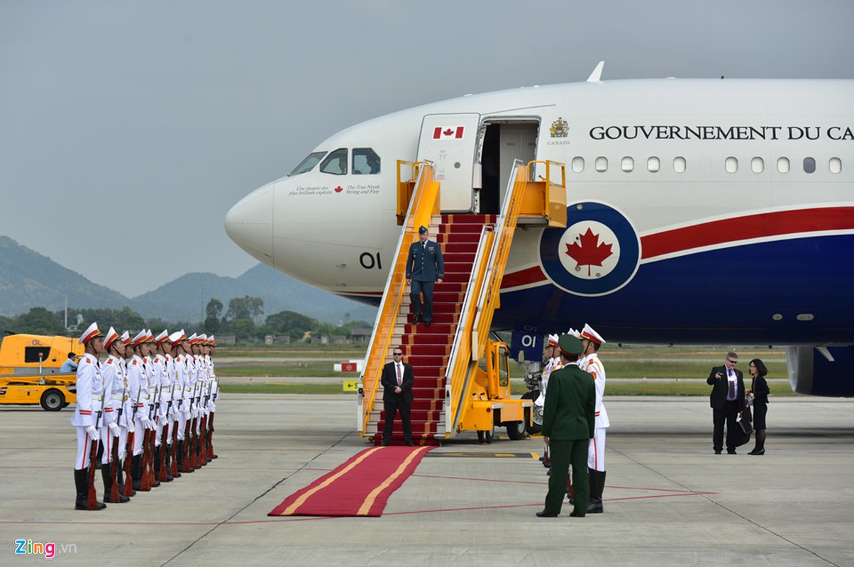 Nhung hinh anh dau tien cua Thu tuong Canada Trudeau tai Viet Nam-Hinh-2